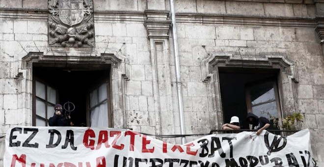 Un grupo de jóvenes ha vuelto a entrar en el palacio del Marqués de Rozalejo, desalojado esta mañana por la policía, al grito de 'Maravillas aurrera'.La entrada en el edificio se ha producido en el transcurso de una kalejira de protesta por su desalojo qu