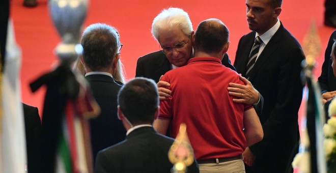 El presidente de la República italiana, Sergio Mattarella, abraza a uno de los familiares de las víctimas del derrumbe del puente Morandi, en Gónova, durante el funeral de Estado. EFE/EPA/LUCA ZENNARO