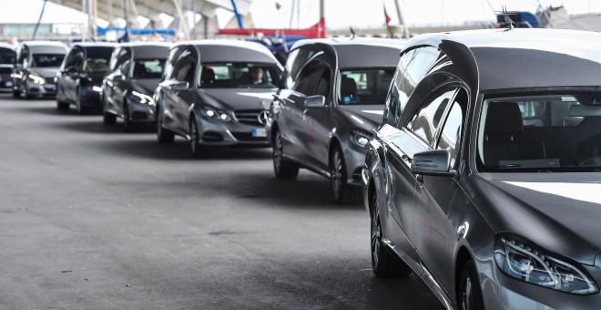 Una fila de coches fúnebres en el exterior del Centro de Exposiciones y Feria de Génova, durante el funeral de Estado por las víctimas del derrumbe del puente Morandi. EFE/EPA/SIMONE ARVEDA