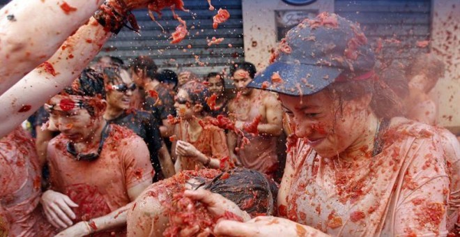 Varios jóvenes participan en la Tomatina de Buñol - EFE