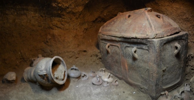 Fotografía que muestra un féretro en una tumba antigua en Ierapetra, en la isla de Creta, Grecia. EFE/ Greek Ministry Of Culture