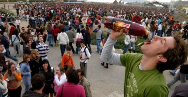 Imagen de un botellón en Granada.. EFE