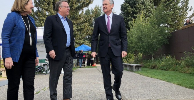 El presidente de la Reserva Federal (el banco central de EEUU), Jerome Powell (a la izquierda), conversa con los presidentes de la Fed de Nueva York y de NKansas City,John Williams y Esther George, a su llegada al foro de  Jackson Hole (Wyoming). REUTERS/