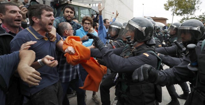 Imagen de una de las cargas policiales del 1-O. EFE