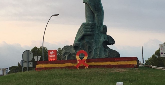 Llaç groc de la rotonda a l'entrada de l'Ametlla de Mar (Baix Ebre) pintat de vermell per un grup de persones durant la nit. @jordigaseni