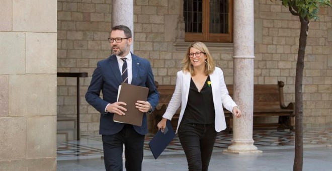 La consellera de la Presidencia y portavoz del Govern, Elsa Artadi junto al secretario del gobierno catalán, Víctor Culell, a su llegada hoy al Palau de la Generalitat para asistir a la primera reunión del curso político del gobierno catalán tras el perio