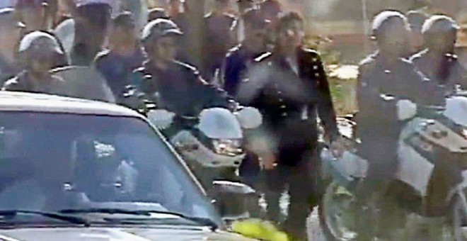 Imagen tomadas de un video inédito que la Policía Nacional española publicó coincidiendo con el que habría sido el 60 aniversario del nacimiento de Michael Jackson, en su cuenta de Twitter en el que el cantante camina acompañado de numerosos agentes españ