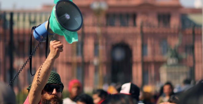 Un hombre sostiene un altavoz durante una manifestacion frente a la Casa Rosada (la sede de la Presidencia de Argentina), en Buenos Aires, contra la política de Mauricio Macri. REUTERS/Marcos Brindicci