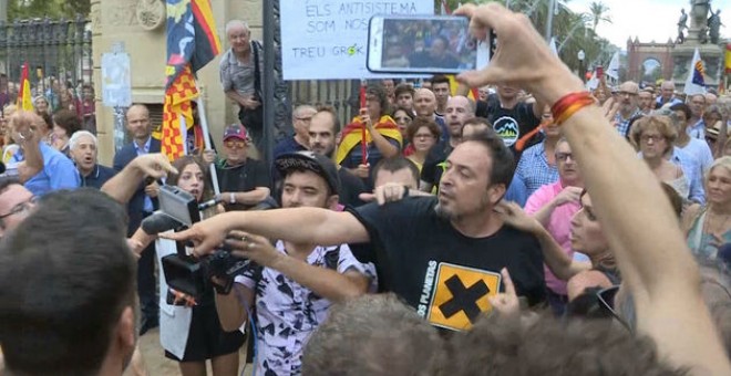 Imagen del cámara de Telemadrid tras la agresión. EFE