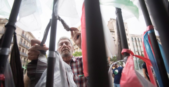 La plataforma ciudadana 'Un dels nostres' han colgado lazos de colores en Barcelona para recordar las causas olvidadas. EFE/Marta Pérez