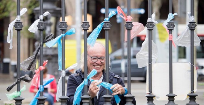 La plataforma ciudadana 'Un dels nostres' ha colgado lazos de colores en Barcelona para recordar las causas olvidadas. EFE/Marta Pérez