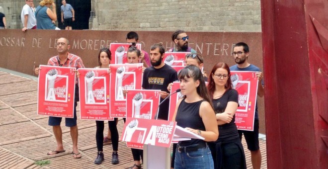 La portaveu d'Arran, Mar Ampurdanès, amb altres representants de l'esquerra independentista, aquest dilluns al Fossar de les Moreres, a Barcelona. / CUP