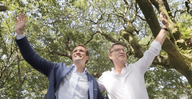 Pablo Casado y Alberto Núñez Feijoo, en Cotobade.  / EFE