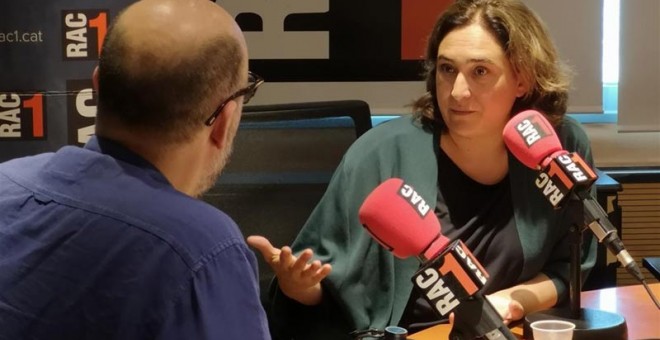 Ada Colau durante un momento de la entrevista en Rac 1. (EP)