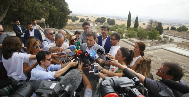 El presidente de Ciudadanos, Albert Rivera, atiende a los periodistas en Medina Azahara. E.P./Enrique Gómez