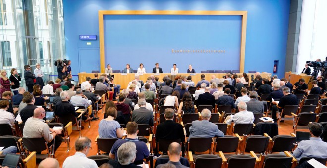 (De izq a der) El representante de la sociedad civil alemana, Hans Albers; el antiguo presidente del partido Los Verdes, Ludger Volmer; la alcaldesa de Flensburgo, Simone Lange; el dramaturgo Bernd Stegemann; y la presidenta del grupo parlamentario del pa