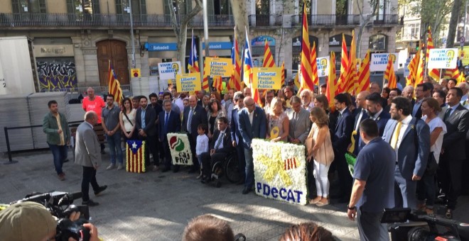 Desenes de militants del PDeCAT amb l'expresident Artur Mas al capdavant durant l'ofrena floral al monument de Rafael de Casanova. Marià de Delàs