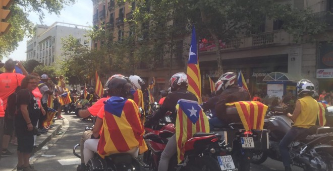 Un grup de motards amb senyeres estelades, al Passeig de Lluís Companys de Barcelona. / MD.