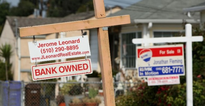 Un cartel indica que una casa es propiedad del banco en California, en una imagen de archivo. / AFP - JUSTIN SULLIVAN