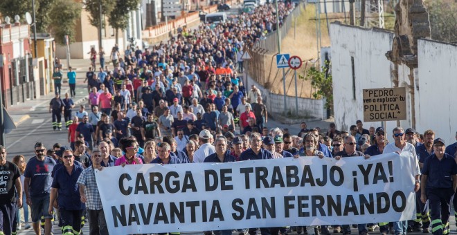 Al grito de 'si esto no se arregla, guerra, guerra, guerra' y 'Robles, si no lo arreglas, guerra' y tras una pancarta reclamando carga de trabajo, los trabajadores de la planta de Navantia de San Fernando (Cádiz) han marchado desde las puertas de la fact