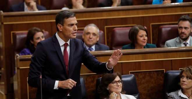 Pedro Sánchez durante el pleno. EFE