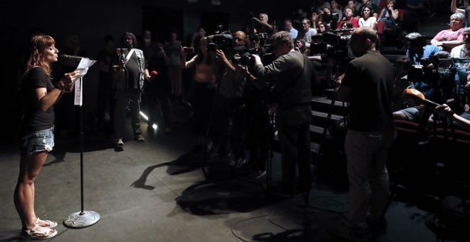 Vigilia por la libertad de Willy Toledo en el Teatro del Barrio de Madrid. / EFE