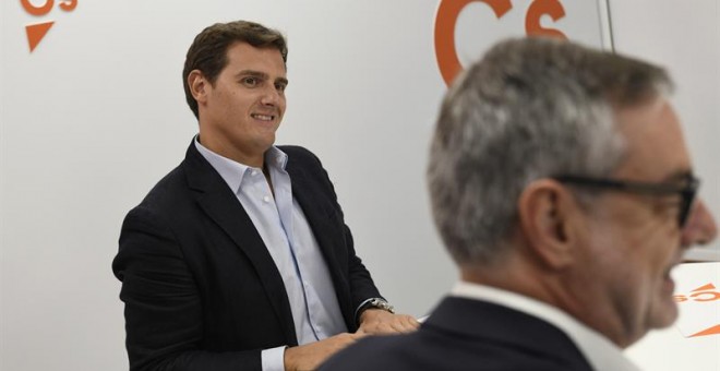 El líder de Ciudadanos, Albert Rivera,iz, durante la reunión del Comité Permanente de Ciudadanos celebrado hoy en la sede del partido. EFE/Víctor Lerena