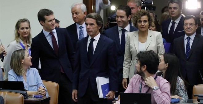 El expresidente del Gobierno José María Aznar,c, acompañado por el presidente del PP, Pablo Casado, iz, y la portavoz del Grupo Parlamentario Popular, Dolors Montserrat,d., entre otros, poco antes de su comparecencia ante la comisión de investigación sobr