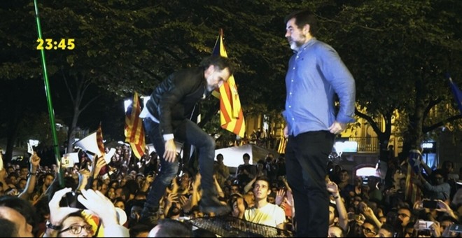 Momento en el que Jodi Sánchez y Jordi Cuixart se suben al jeep de la Guardia Civil aparcado ante la Consejería de Economía en Barcelona, el 20-S, para pedir calma a la multitud. MEDIAPRO