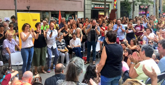 La mare d'Anna Gabriel (d'esquenes) intervé en la concentració davant la seu de la CUP, en l'aniversari del 20S. / Arran.