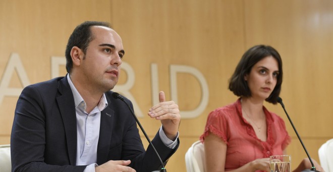 La portavoz y de Coordinadora de la Junta de Gobierno y Relaciones con el pleno Rita Maestre (d) y José Manuel Calvo, delegado del Área de Gobierno de Desarrollo Urbano Sostenible, durante la rueda de prensa tras la reunión de la Junta de Gobierno en la q