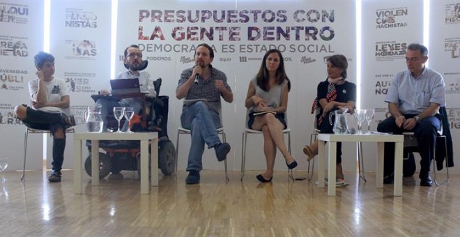 El líder de Podemos, Pablo Iglesias, el secretario de Organización, Pablo Echenique y la portavoz adjunta en el Congreso, Ione Belarra, entre otros asistentes, durante la presentación del documento 'Presupuestos con la gente dentro. Democracia es Estado s