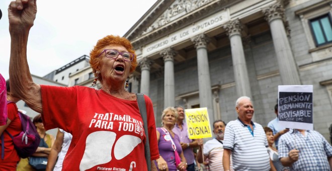 Un grupo de pensionistas ha vuelto a cortar el tráfico en las puertas del Congreso pese a que el pleno de la Cámara se encuentra reunido, acción que ha provocado el malestar de algunos de los organizadores de la protesta, que alertan de posibles sanciones