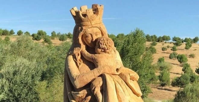 La figura tallada en el árbol de la Virgen del Abrazo, en el Parque Forestal de Valdebebas - CHANGE.ORG