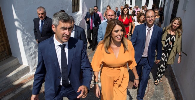 La presidenta de la Junta de Andalucía, Susana Díaz, acompañada del alcalde de Benalmádena, Víctor Navas, recorriendo las calles de esta localidad malagueña durante una visita institucional al Ayuntamiento. EFE/Daniel Pérez