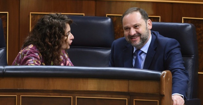 La ministra de Hacienda, María Jesús Montero, conversa con el ministro de Fomento, José Luis Ábalos, durante un pleno en el Congreso de los Diputados. EFE/Fernando Villar