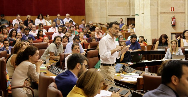 Antonio Maíllo, portavoz del Grupo IULV-CA, se dirige a la presidenta de la Junta de Andalucía