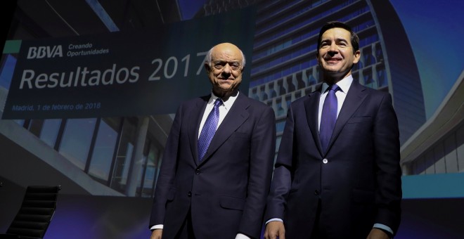 El presidente de BBVA, Francisco Gonzalez, con el consejero delegado y su sucesor desde el 1 de enero de 2019, Carlos Torres, en la presentación de resultados del banco de 2017. REUTERS/Sergio Perez