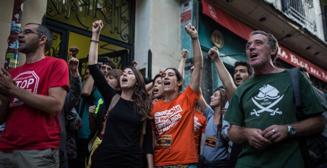 Activistas por el derecho a la vivienda intentan paralizar el desahucio de Pepi, una viuda de 65 años, y sus dos hijas, en el barrio de Lavapiés, Madrid.- JAIRO VARGAS