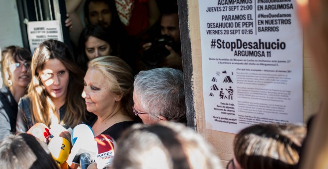 Pepi, en la puerta de su edificio, tras conocer que su desahucio ha sido aplazado 'sin die'.- JAIRO VARGAS