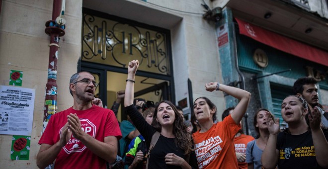 Activistas antidesahucios y vecinos de Lavapiés celebran la paralización del desahucio de Pepi por mandato de las Naciones Unidas.- JAIRO VARGAS