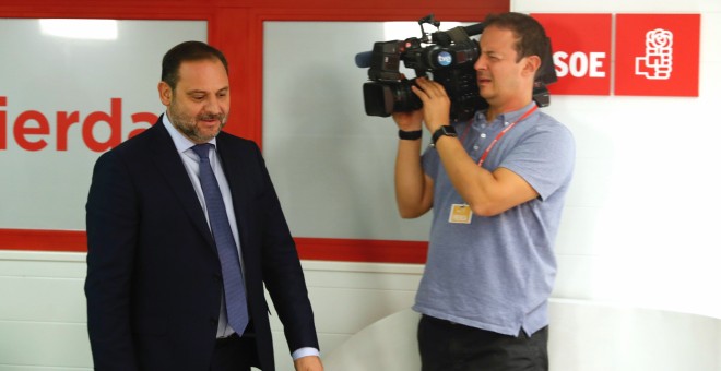 El secretario de Organización del PSOE y ministro de Fomento José Luis Ábalos, a su llegada a la rueda de prensa ofrecida tras la reunión de la Ejecutiva Federal del PSOE. EFE/Ángel Díaz