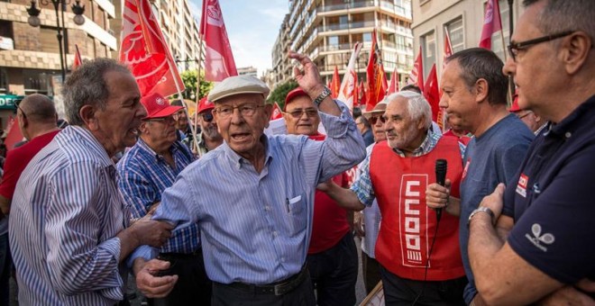 Pensionistas y jubilados en Valencia exigen un pacto de Estado que garantice el futuro de las pensiones. Los sindicatos UGT y CCOO han convocado concentraciones en más de 50 ciudades. / EFE - BIEL ALIÑO