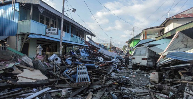 Un hombre camina después de que el terremoto y tsunami destruyesen Wani (Indonesia) - Reuters / Muhammad Adimaja