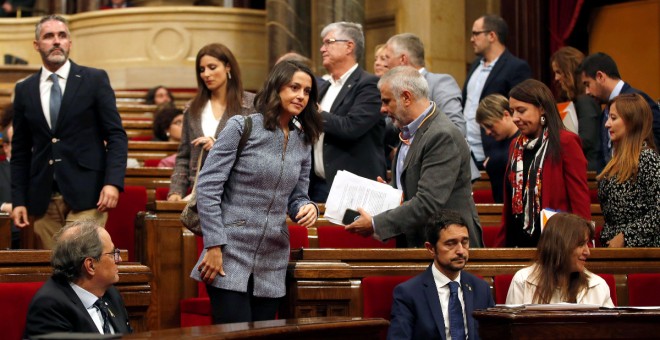 Els diputats de Cs abandonen l'hemicicle del Parlament abans de la votació sobre la suspensió dels diputats empresonats per rebel·lió. EFE / Alberto Estévez.