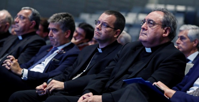 El portavoz del grupo popular en el Senado, Ignacio Cosidó (2i) y el secretario general y portavoz de la Conferencia Episcopal Española, José María Gil Tamayo (d), asisten a la mesa redonda sobre 'El papel de la Iglesia en una sociedad democrática', en la