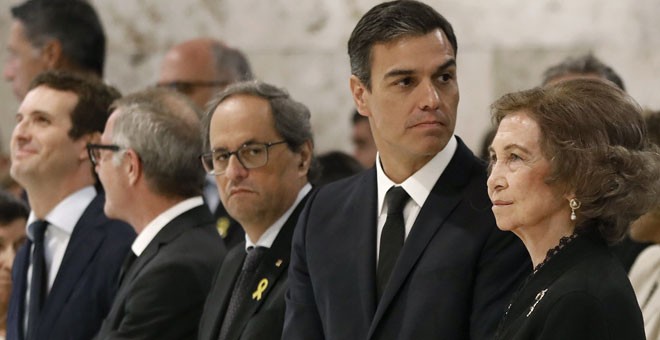 Quim Torra y Pedro Sánchez, en el funeral de la soprano Montserrat Caballé. / ANDREU DALMAU (EFE)