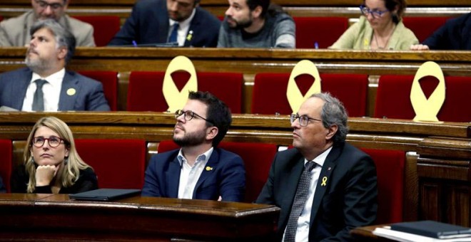 El presidente de la Generalitat, Quim Torra (derecha) ,el vicepresidente del Govern Pere Aragonès (centro) y La consellera de la Presidencia, Elsa Artadi (izquierda) observan el resultado de una de las votaciones del pleno del Parlament. (TONI ALBIR | EFE