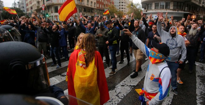 Nazis hacen el saludo fascista en Valencia este martes. REUTERS/Heino Kalis