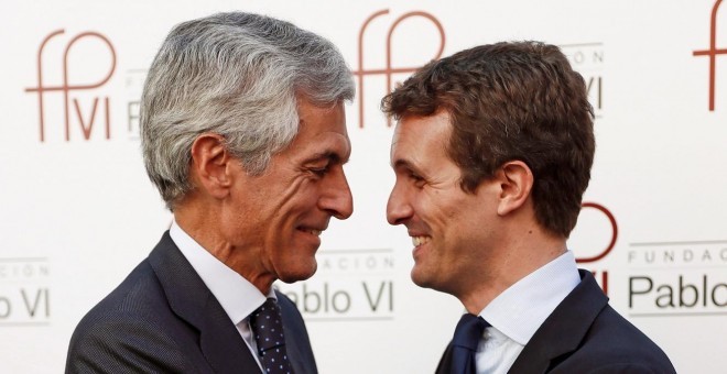 El político y abogado Adolfo Suárez Illana saluda al presidente del PP, Pablo Casado, tras la mesa redonda sobre 'El papel de la Iglesia en una sociedad democrática' organizada por la Fundación Pablo VI y la Conferencia Episcopal. EFE/ SMariscal